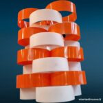 Lampadario anni '70 in plexiglass bianco e arancio, 6 portalampade