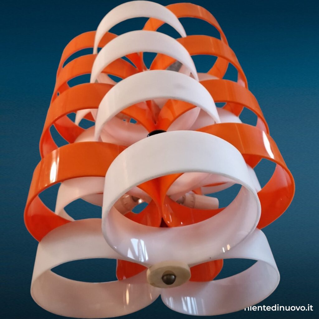 Lampadario anni '70 in plexiglass bianco e arancio, 6 portalampade