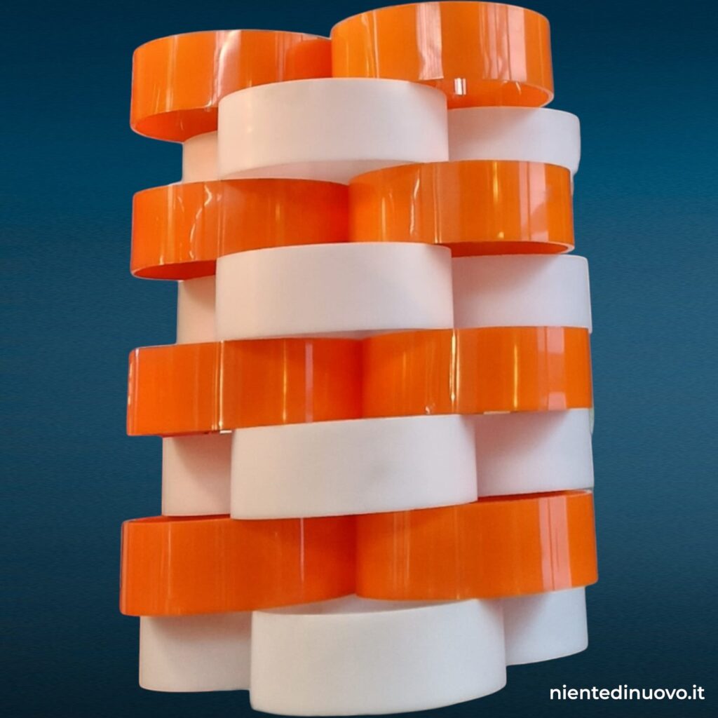 Lampadario anni '70 in plexiglass bianco e arancio, 6 portalampade