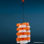 Lampadario anni '70 in plexiglass bianco e arancio, 6 portalampade