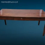 Tavolo rettangolare in legno massello dei primi 900 con cassetto centrale e gambe dritte