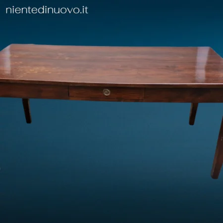 Tavolo rettangolare in legno massello dei primi 900 con cassetto centrale e gambe dritte