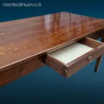 Tavolo rettangolare in legno massello dei primi 900 con cassetto centrale e gambe dritte