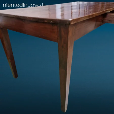 Tavolo rettangolare in legno massello dei primi 900 con cassetto centrale e gambe dritte