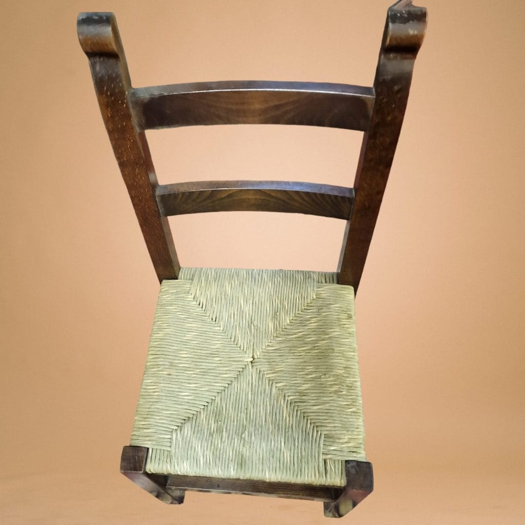 sedia in legno massello impagliata con schienale alto e struttura rustica