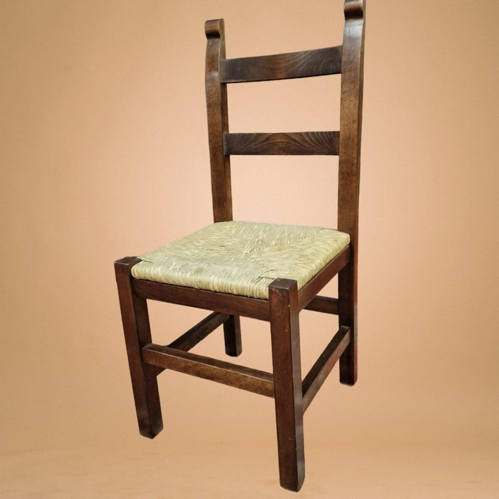 sedia in legno massello impagliata con schienale alto e struttura rustica