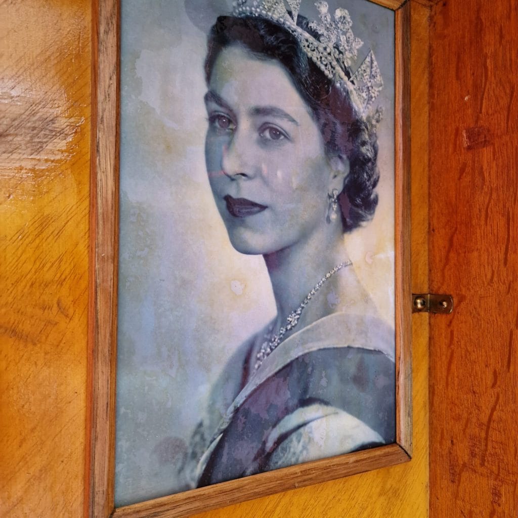 Armadio in legno da nave inglese Compacton con immagine della Regina Elisabetta II