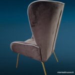 Poltrona in velluto marrone con gambe dorate Brownie
