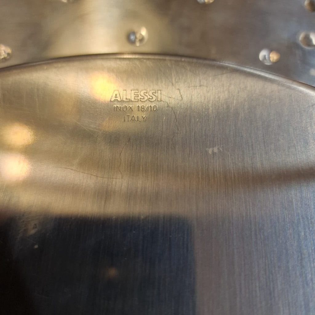 Vassoio Alessi in acciaio Inox 18/10 disegnato da Michael Graves con maniglie in plastica.