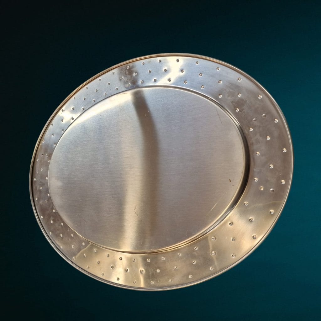 Vassoio Alessi in acciaio Inox 18/10 disegnato da Michael Graves con maniglie in plastica.