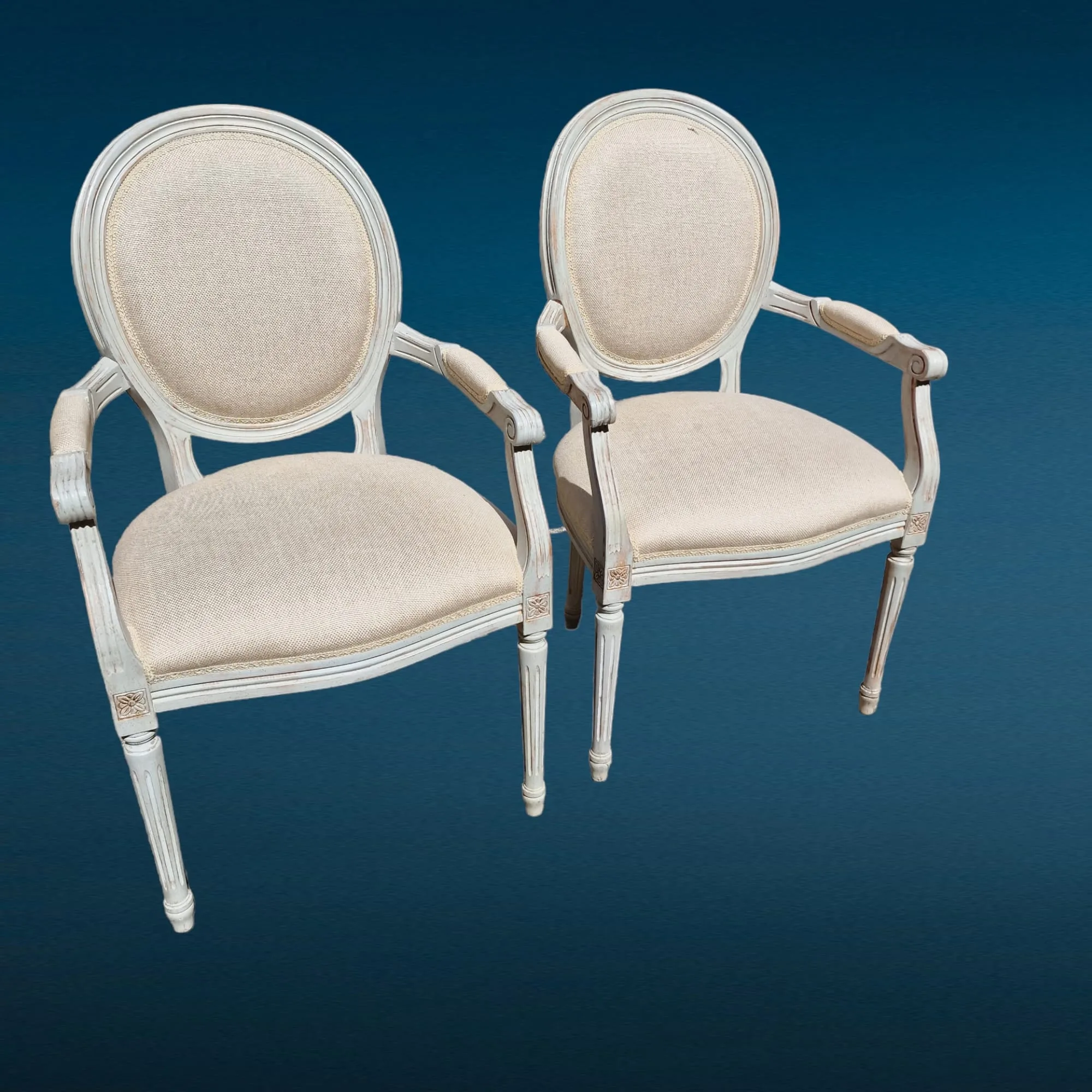 Poltrona classica grigia con tessuto beige e braccioli in legno laccato grigio chiaro