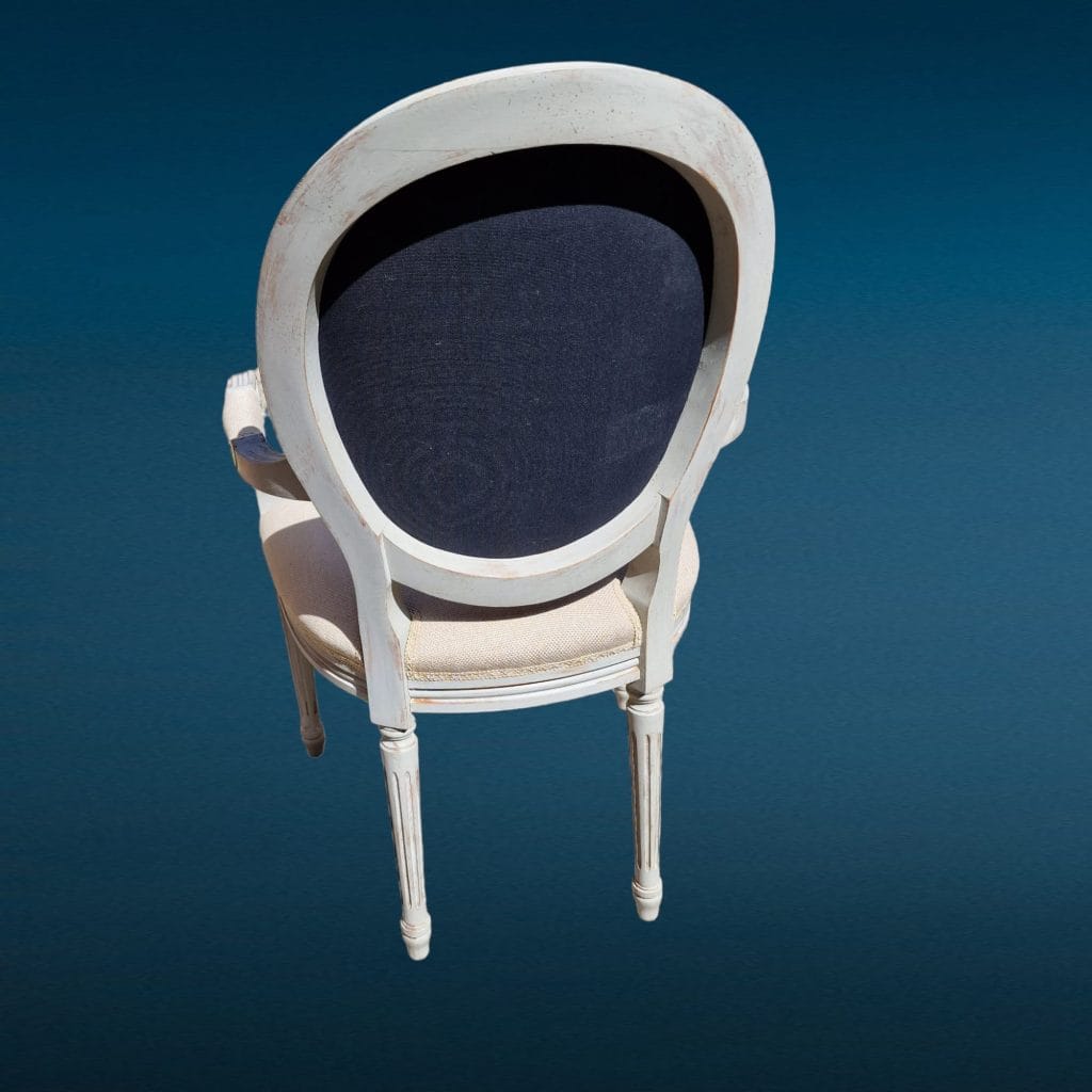 Poltrona classica grigia con tessuto beige e braccioli in legno laccato grigio chiaro