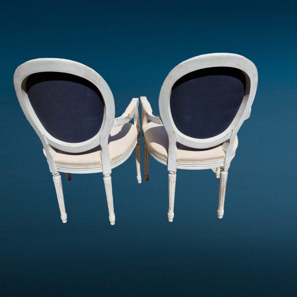 Poltrona classica grigia con tessuto beige e braccioli in legno laccato grigio chiaro