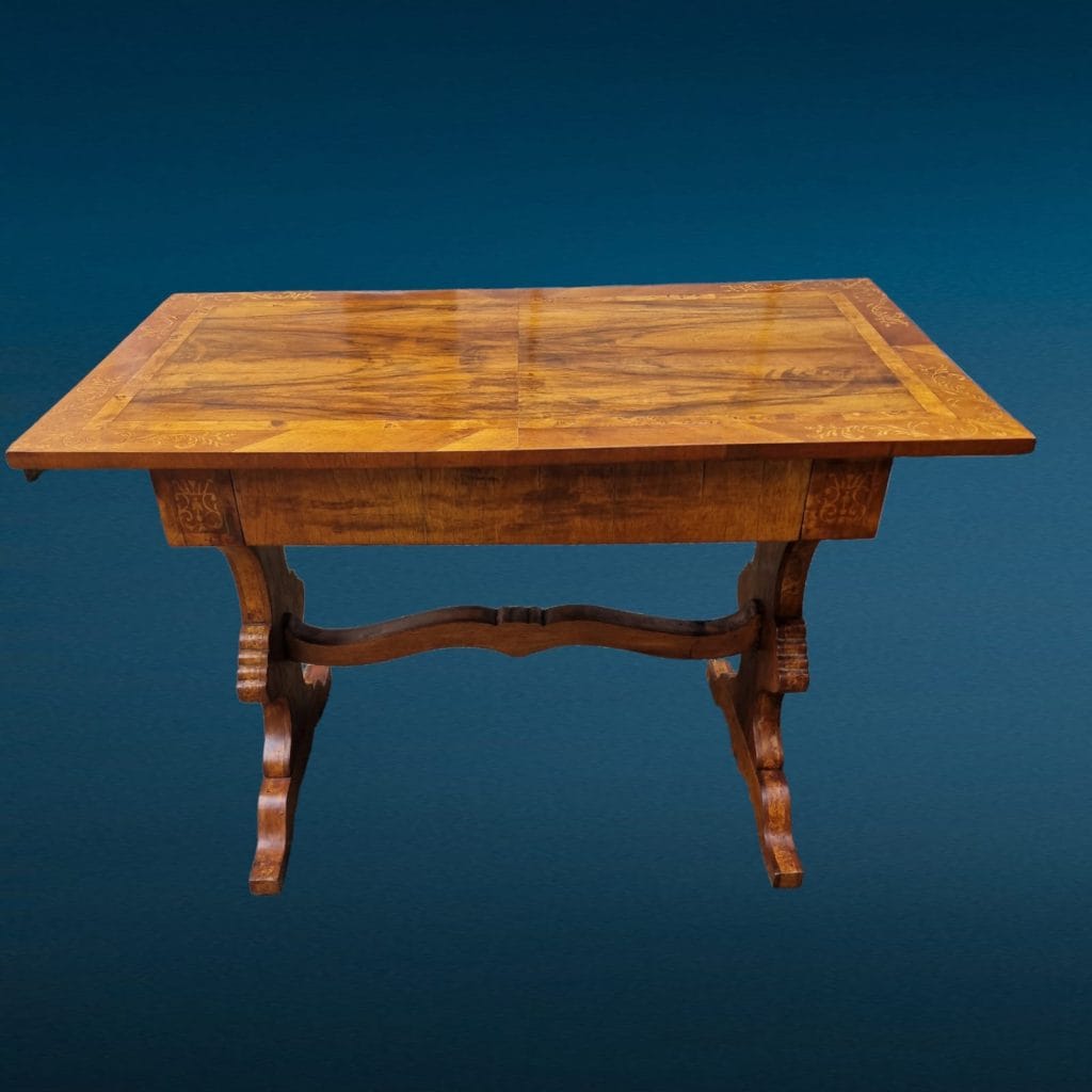 Tavolo scrittoio Carlo X d’epoca con intarsi e cassetto