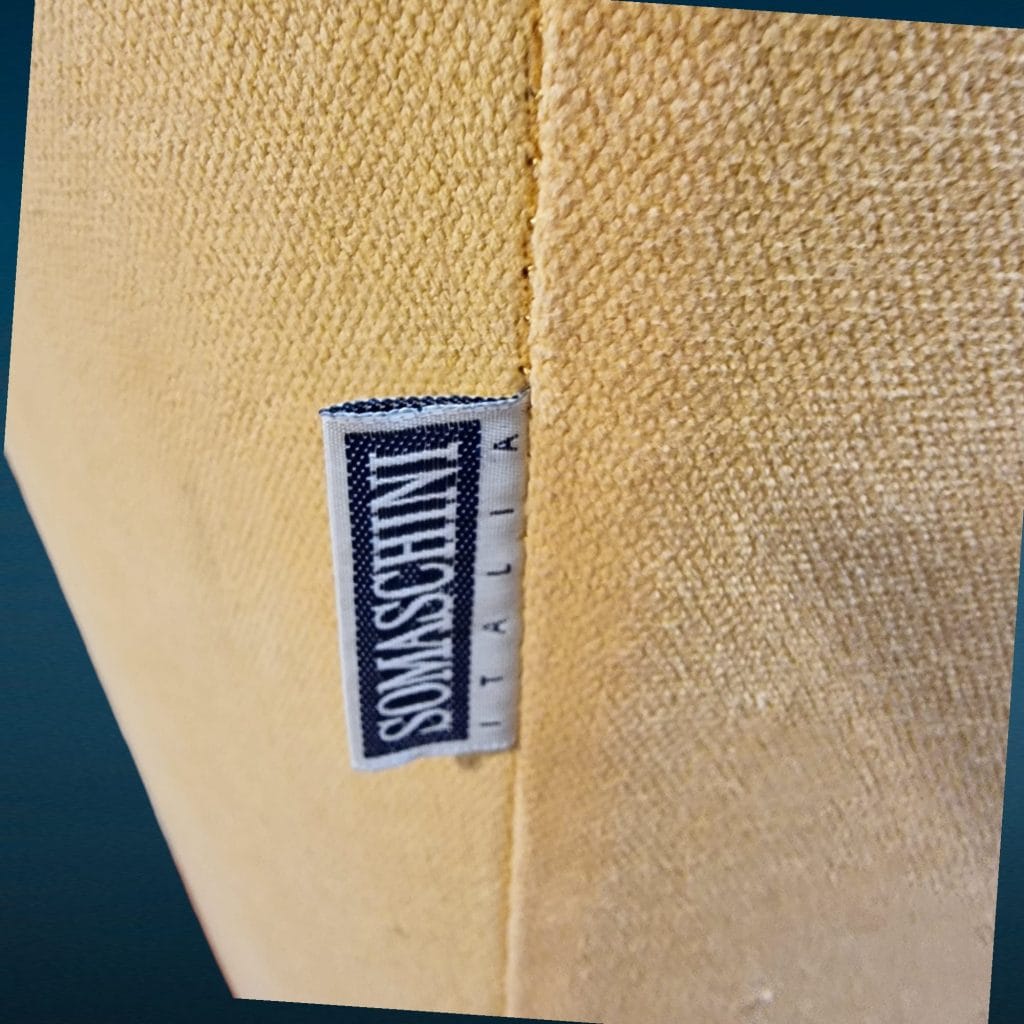 Poltroncina imbottita Somaschini sfoderabile disponibile in blu e giallo