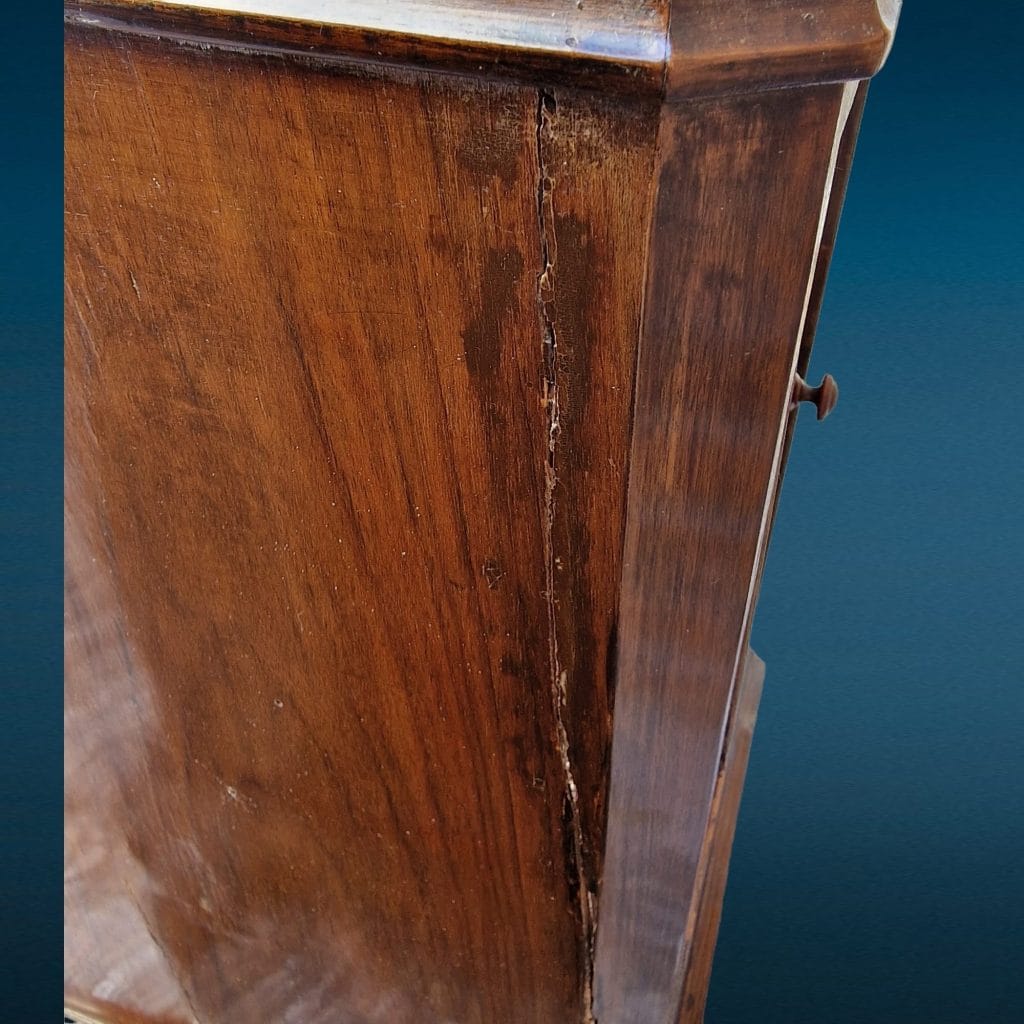 Coppia di comodini primi 900 in legno con cassetto e piede a cipolla