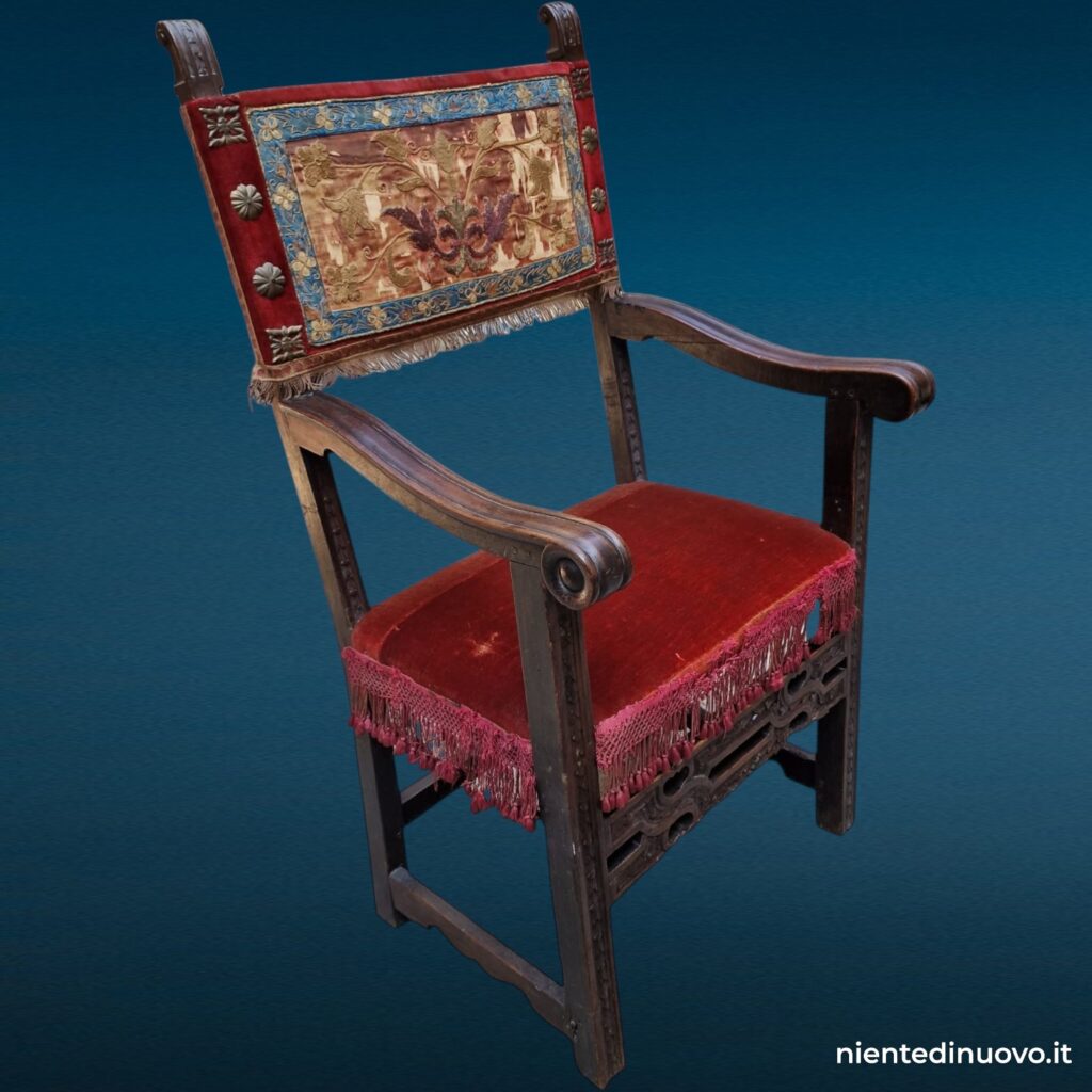 Poltroncina rustica a cartella in noce (databile XVII secolo)