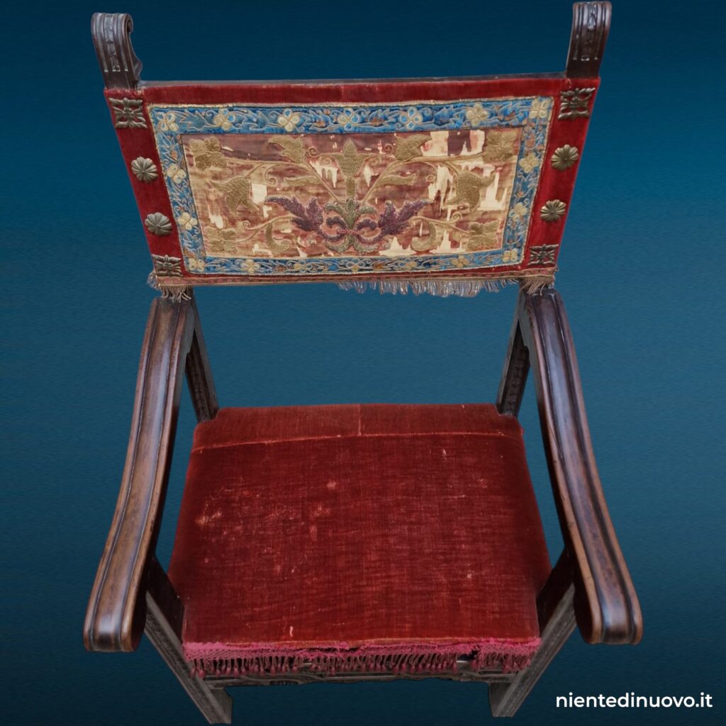 Poltroncina rustica a cartella in noce (databile XVII secolo)