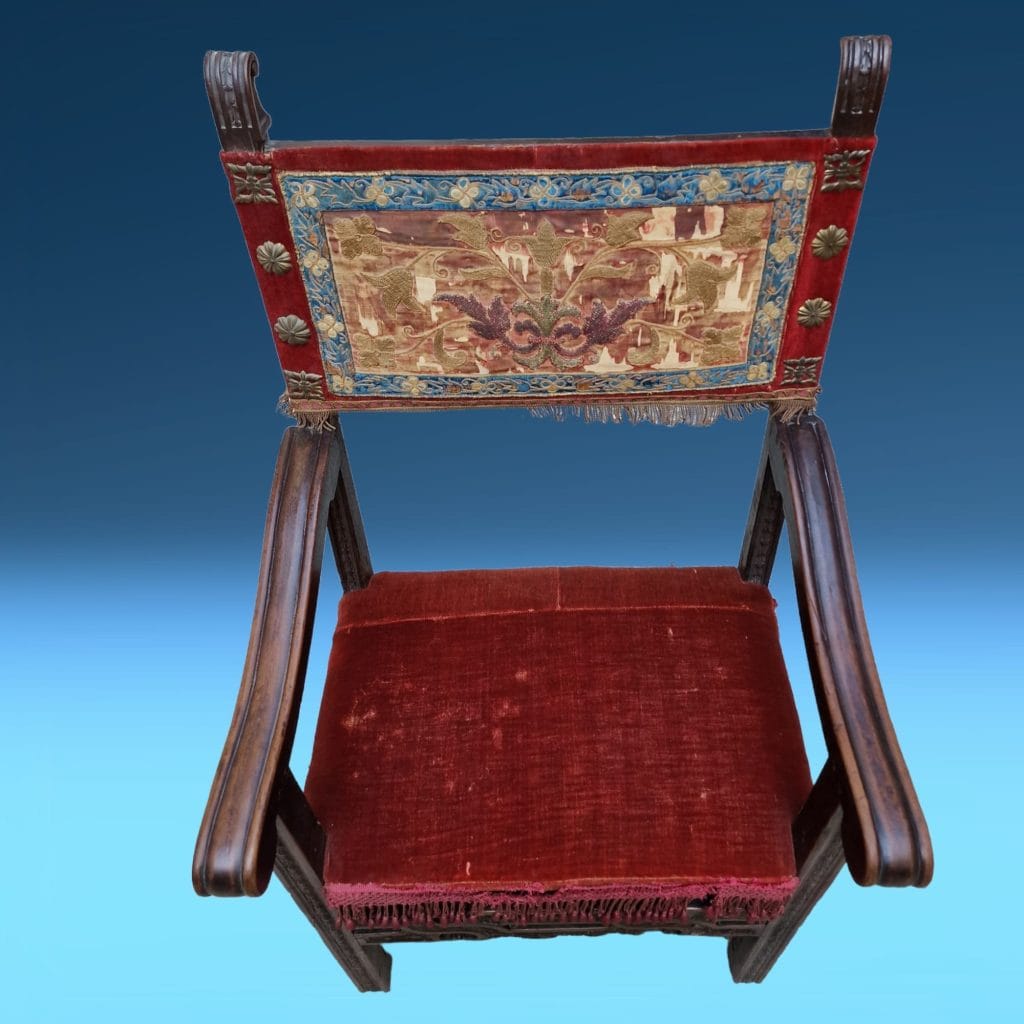 Scopri l'eleganza senza tempo della poltroncina rustica a cartella in noce del XVII secolo, completa di certificato di autenticità.