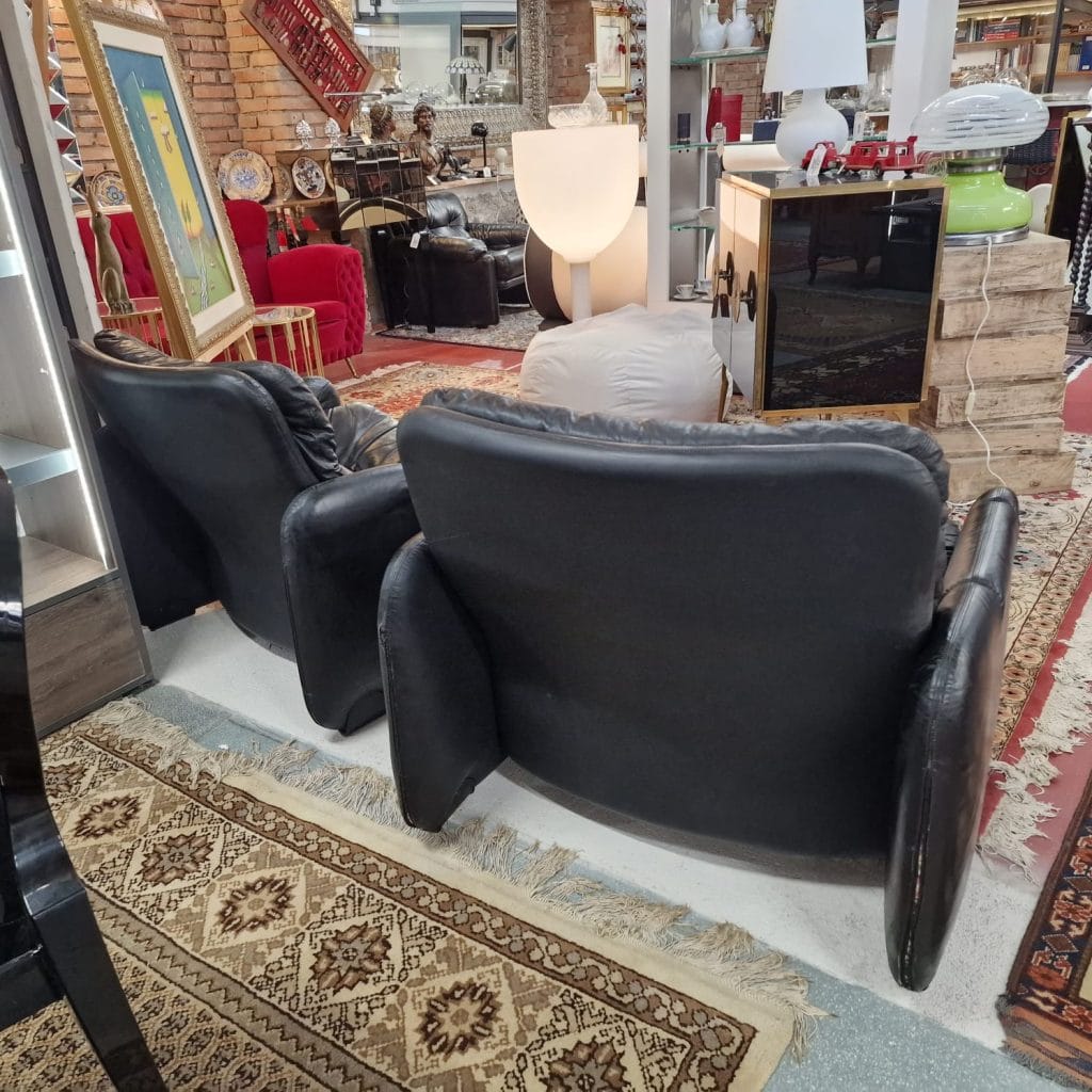 Poltrona vintage in pelle nera anni '70 modello Sandwich