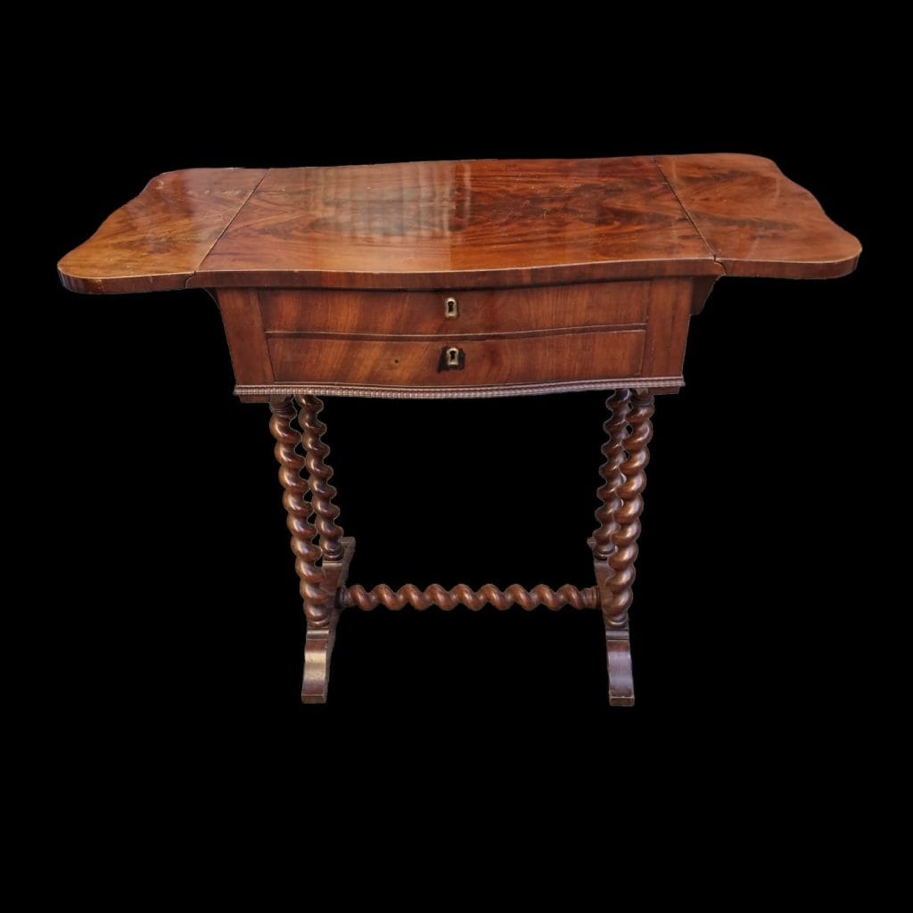 Tavolino da lavoro antico con gambe a torciglione, cassetti e bandelle laterali