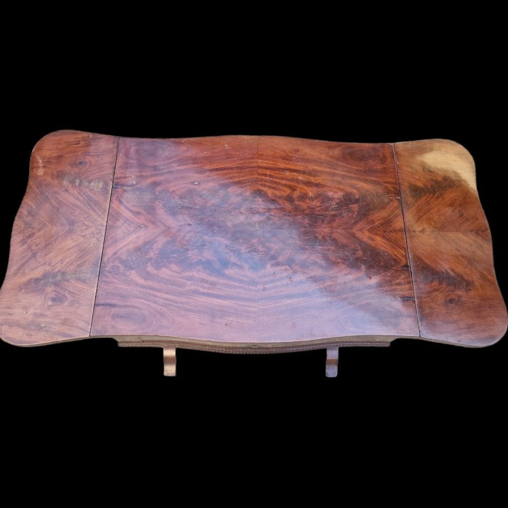 Tavolino da lavoro antico con gambe a torciglione, cassetti e bandelle laterali