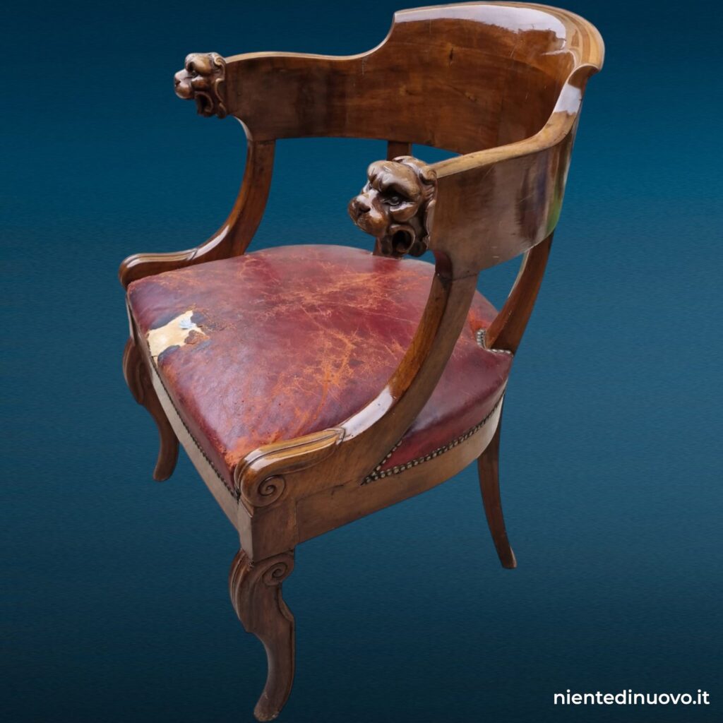 Poltroncina in noce 800 intagliata con seduta in cuoio
