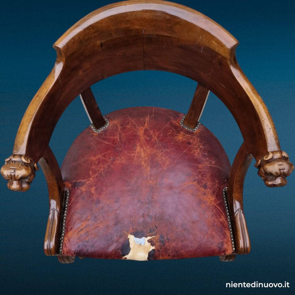 Poltroncina in noce 800 intagliata con seduta in cuoio