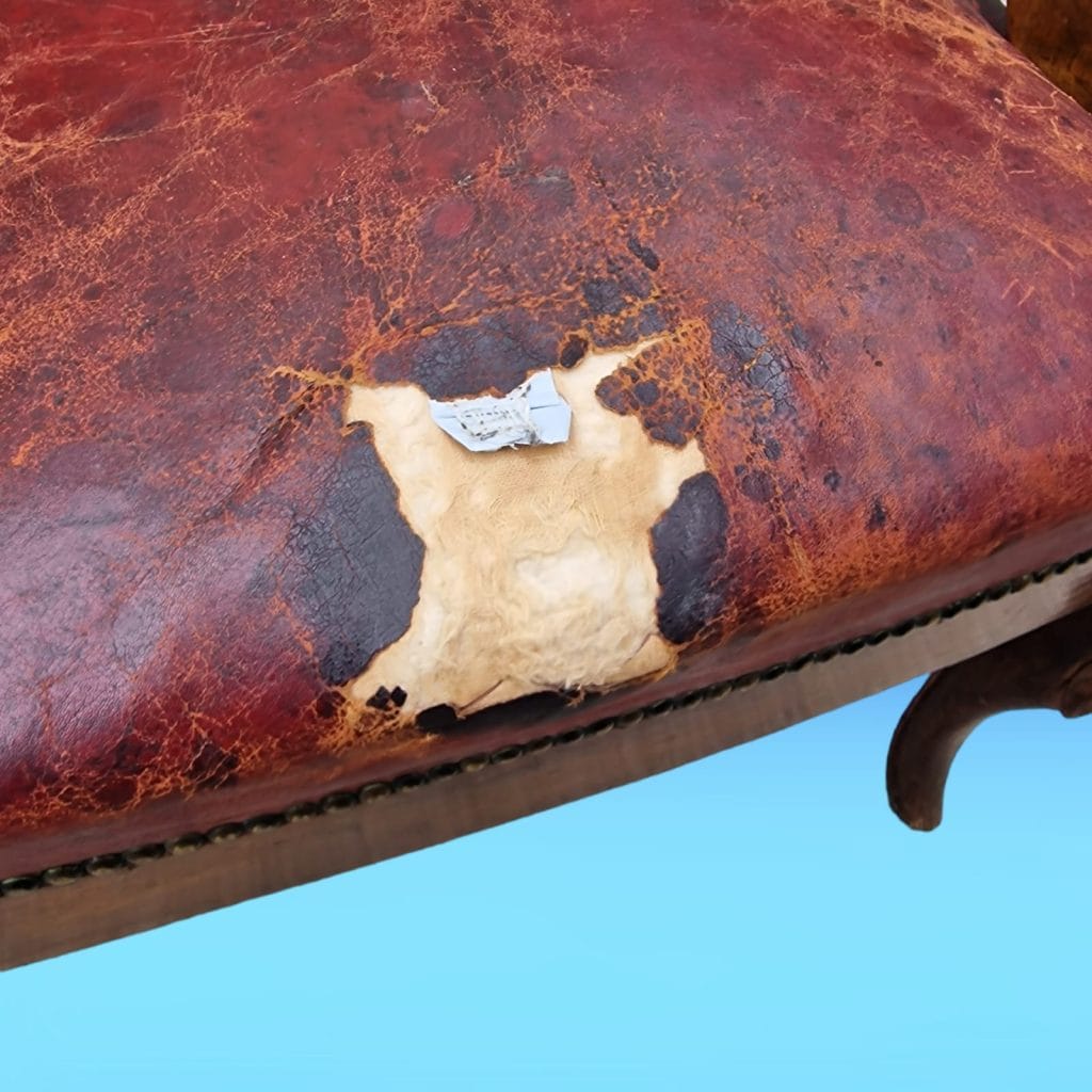 Poltroncina in noce 800 con intaglio a mano e seduta in cuoio