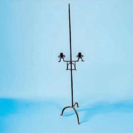 vecchio candeliere in ferro