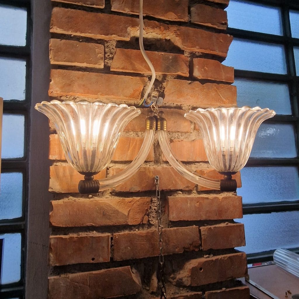 Applique due luci in vetro di Murano con campanelle in vetro soffiato e bracci gessati