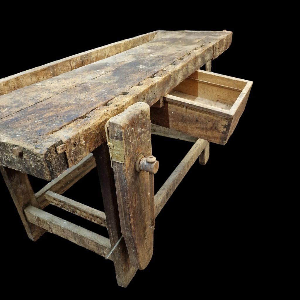 Tavolo da lavoro da falegname in legno massello con morse originali e piano invecchiato