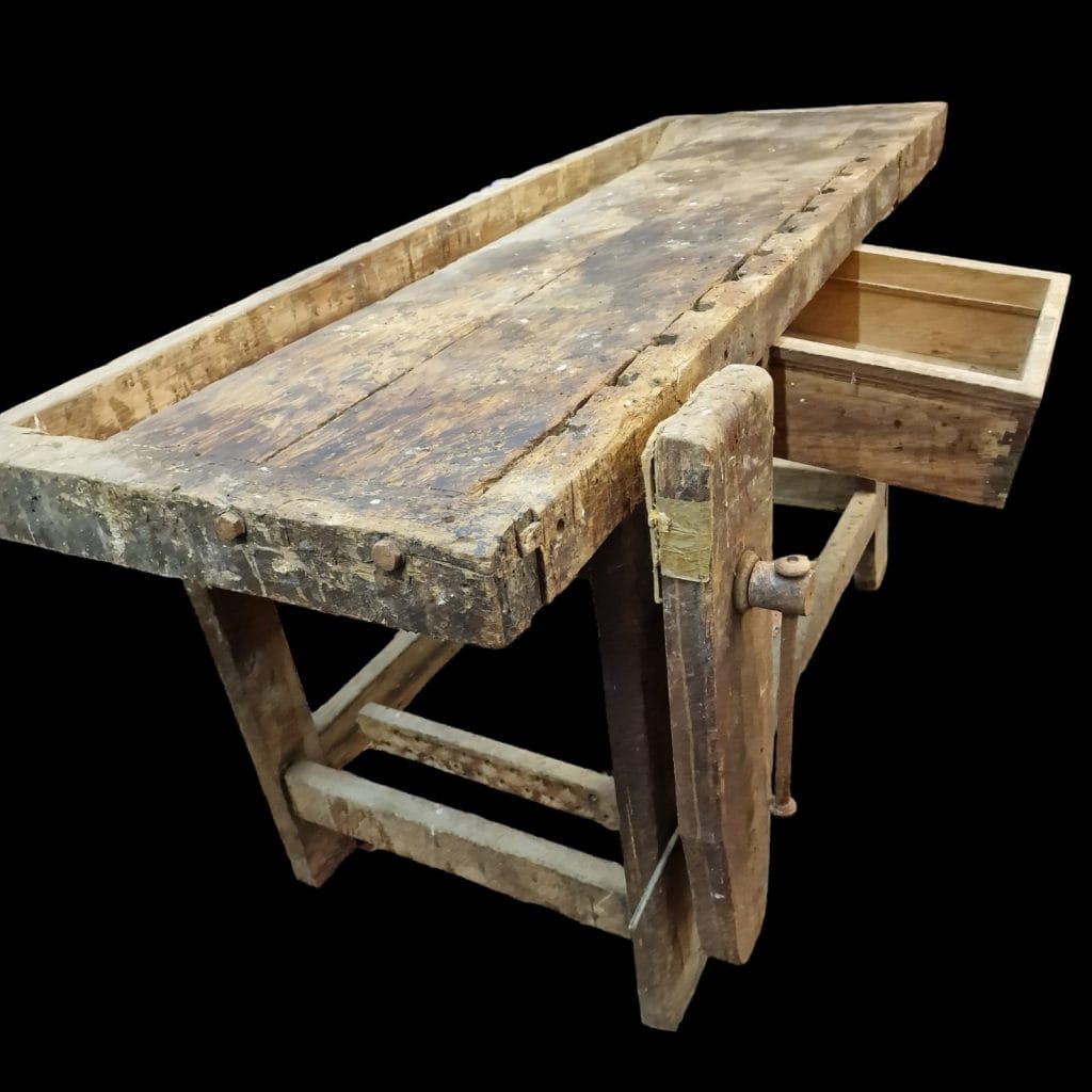 Tavolo da lavoro da falegname in legno massello con morse originali e piano invecchiato