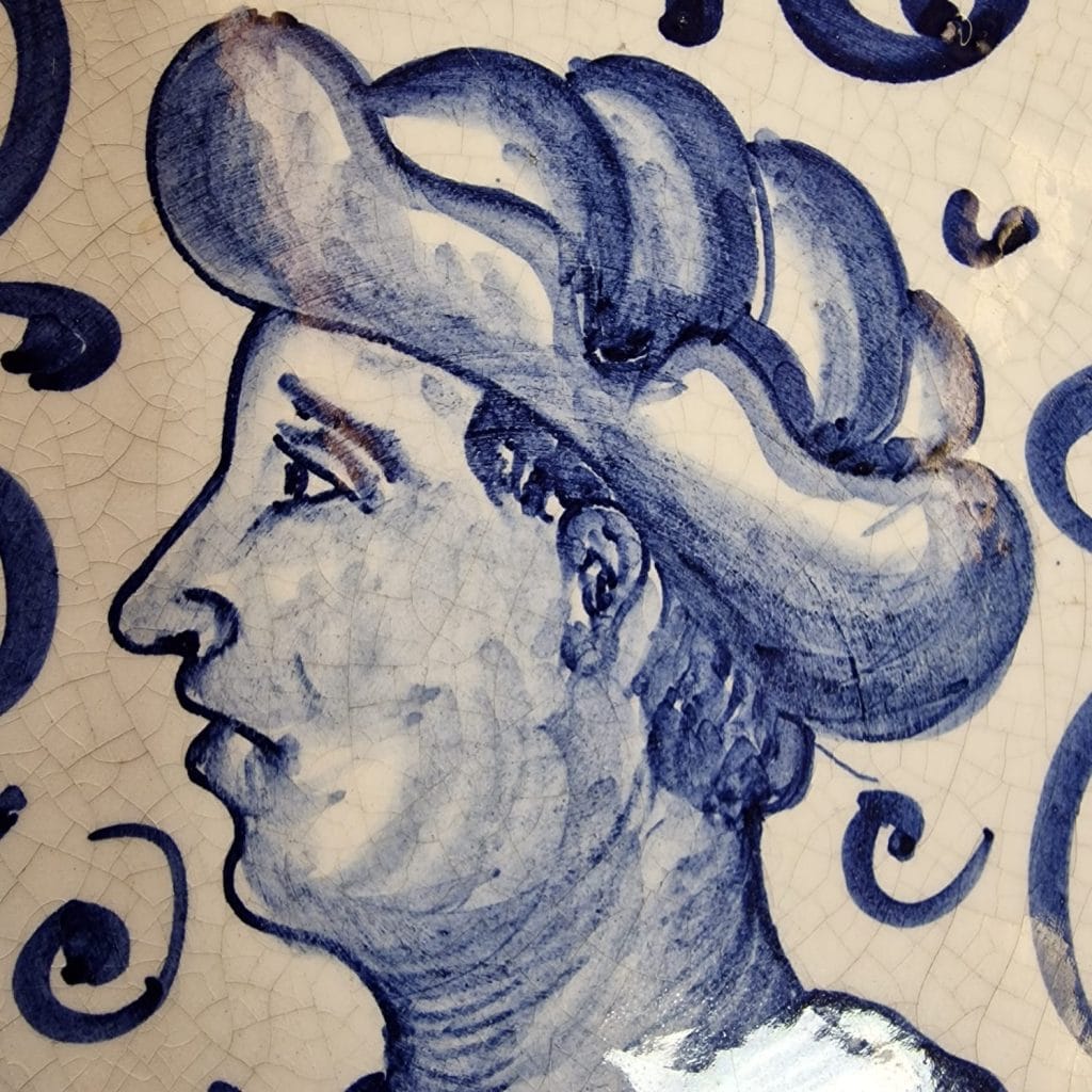 Piatto con ritratto in vecchia maiolica, decoro blu su fondo bianco e sigla F:K:F: sul retro