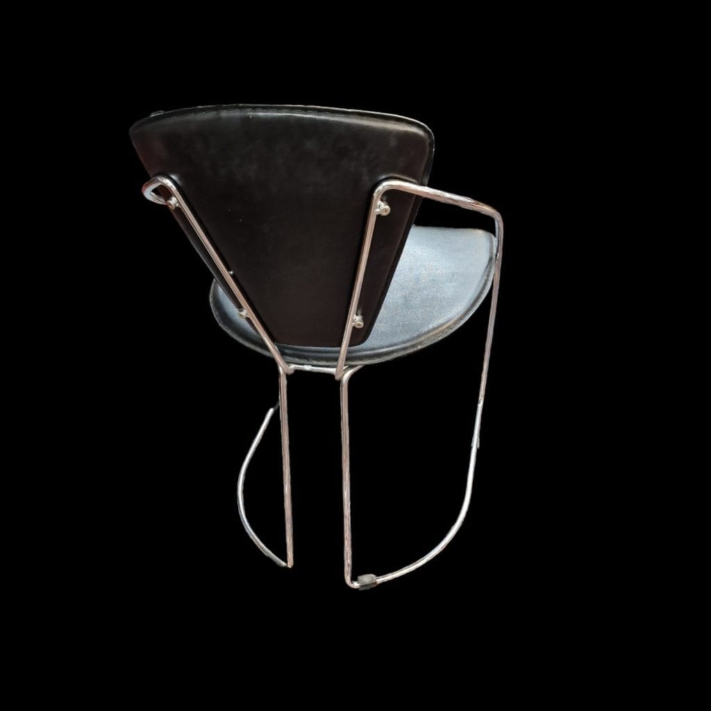 Sedia design Arrben Cantilever Linda in cuoio nero e struttura in metallo anni ’80