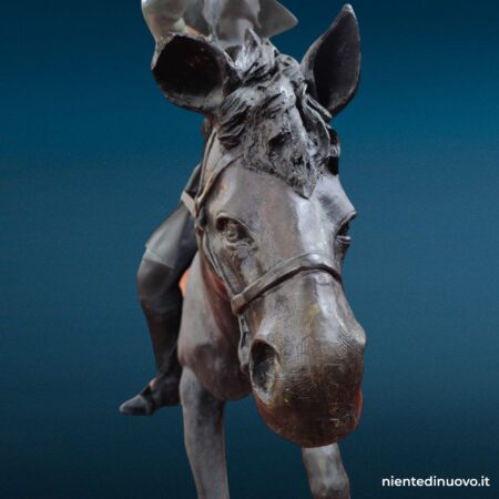 Scultura Cavallo in bronzo lunga due metri con soldato a cavallo