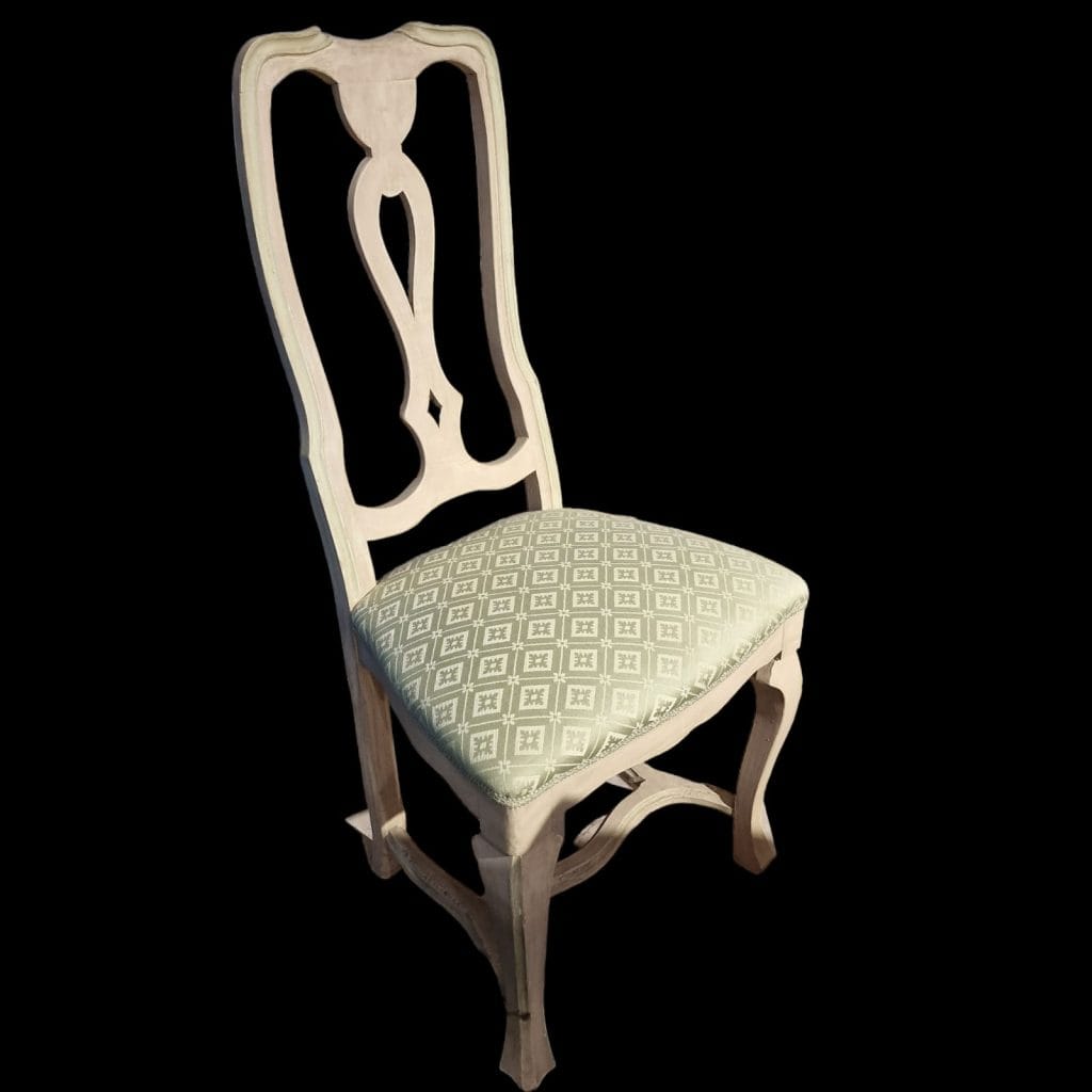 Tavolo laccato con sedie in stile veneziano, ornato con dettagli eleganti e finiture delicate