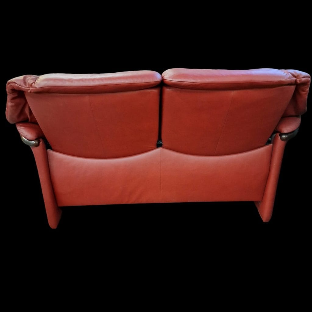 Divano due posti reclinabile Stressless in pelle rossa con schienali indipendenti