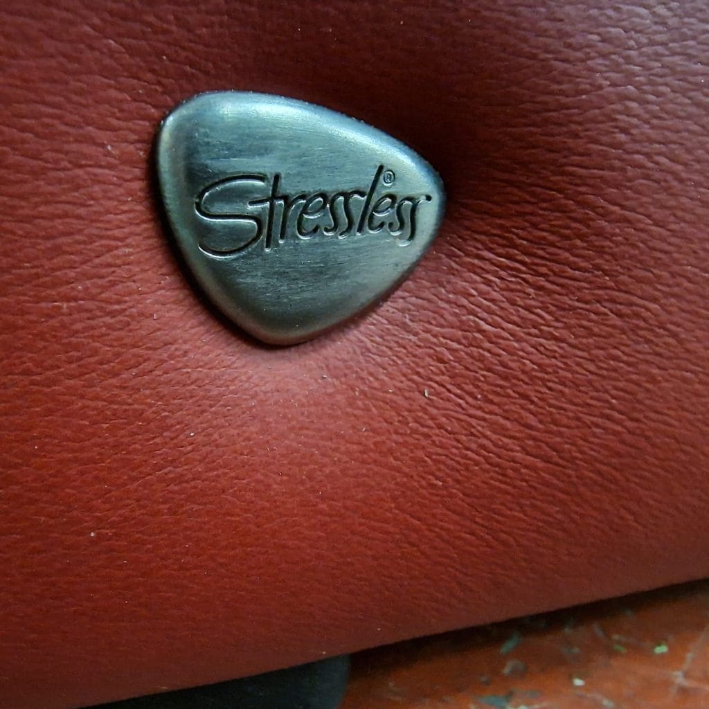 Divano due posti reclinabile Stressless in pelle rossa con schienali indipendenti