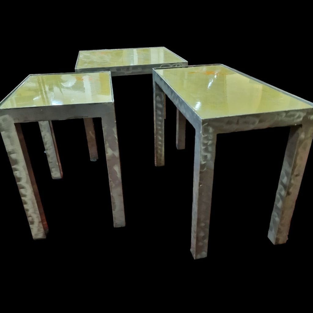 Set di tre tavolini industrial artigianali in acciaio spazzolato e resina