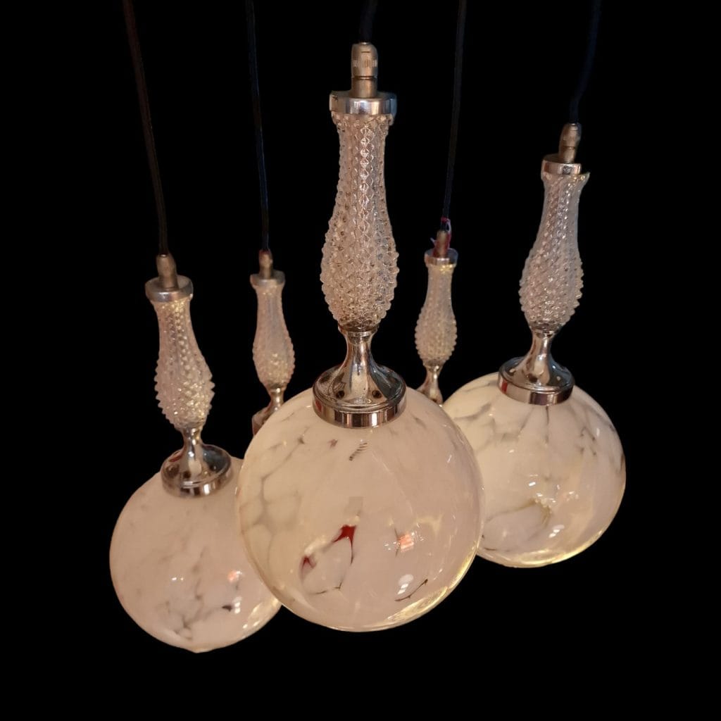 Lampadario a 5 luci calate anni ’60 con bocce in vetro soffiato bianco maculato
