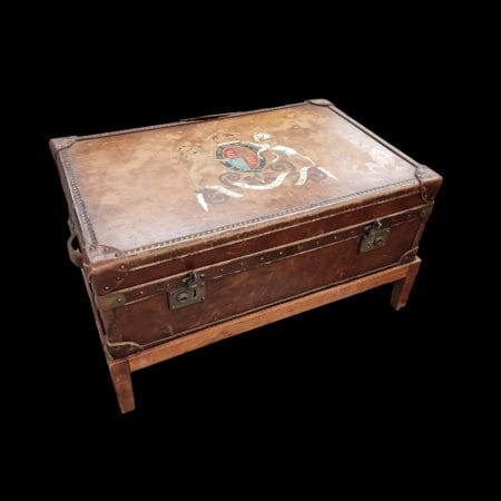 Baule tavolino in cuoio dipinto con gambe in legno e maniglie laterali