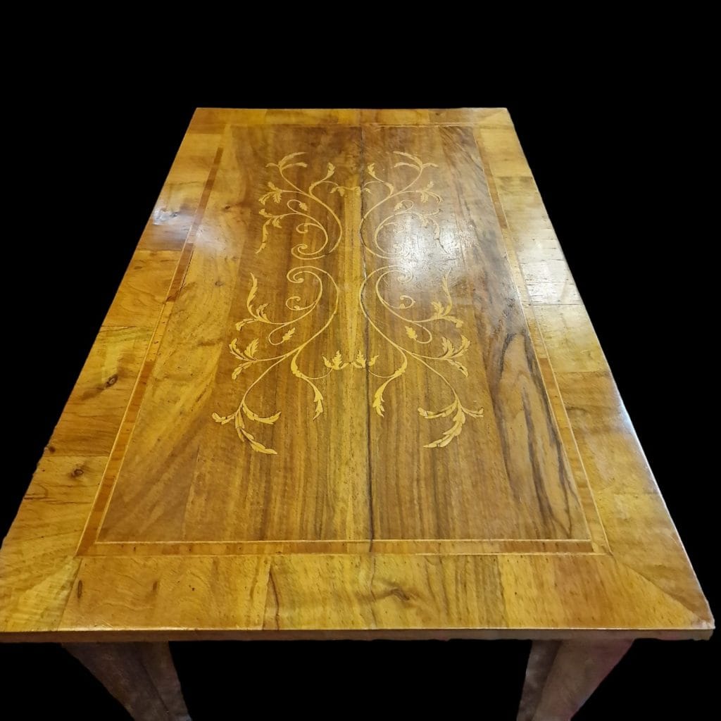 Tavolino in noce intarsiato con cassetto e gambe filettate