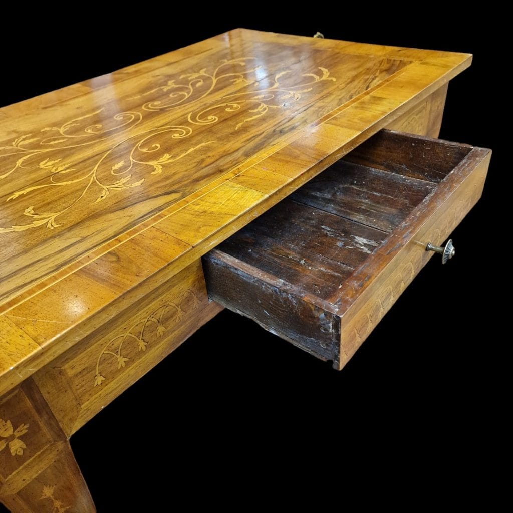 Tavolino in noce intarsiato con cassetto e gambe filettate
