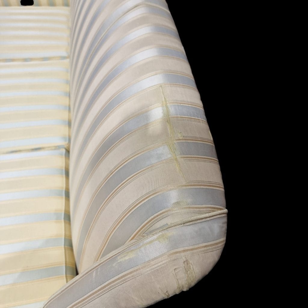 Divano vintage midcentury con piedini in ottone e tessuto originale