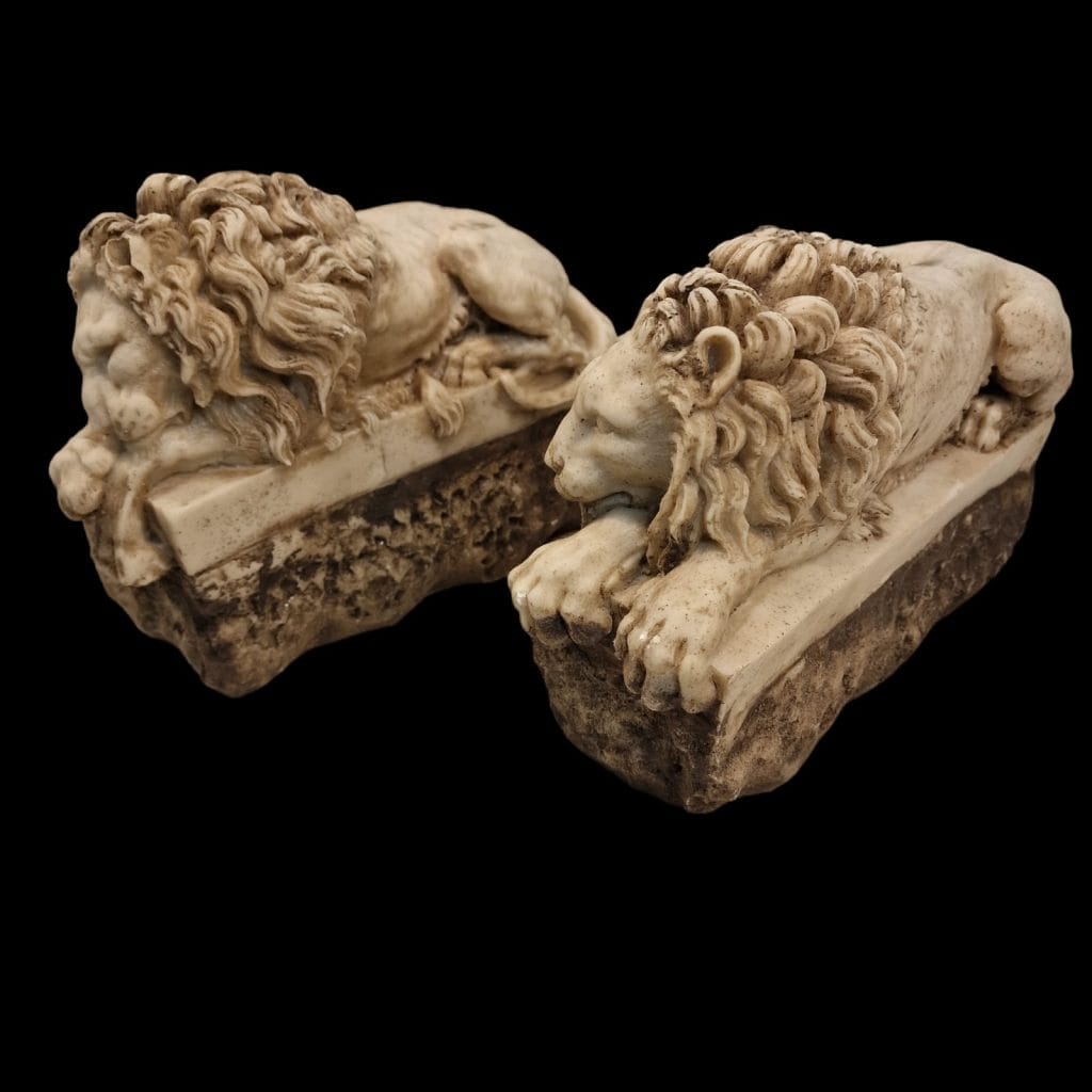 coppia di piccoli leoni sdraiati in pietra