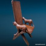 40887_2 Poltrona in resina con braccioli a forma di gatti e figura femminile