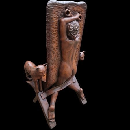 Poltrona in resina con gatti come braccioli e figura femminile scolpita sul retro