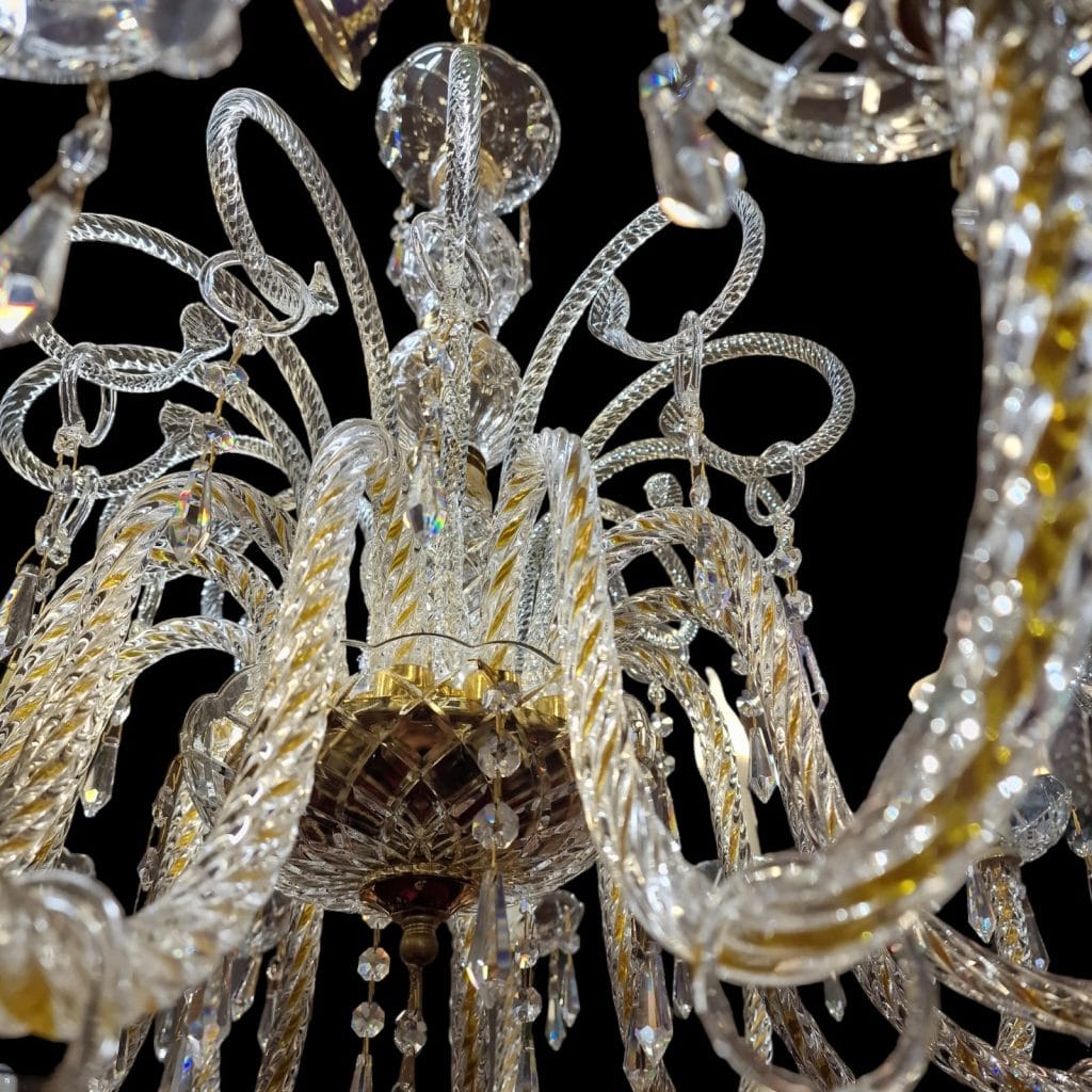 Lampadario in cristallo con finiture oro a 12 luci completo di pendagli originali