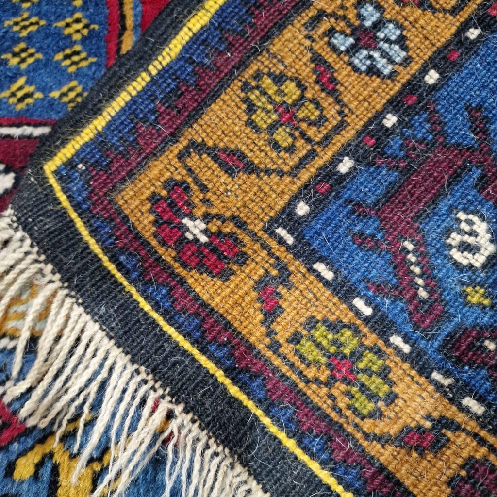 Tappeto persiano Yayali annodato a mano dai colori sgargianti con certificato